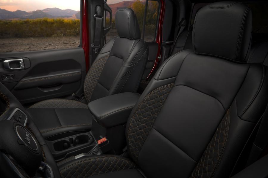 Интерьер Jeep Gladiator High Altitude (JT) 2020 года  (NA) (фото 3 из 7)